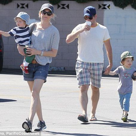 Elizabeth Banks with her family